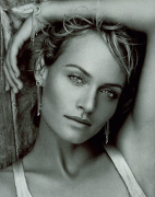 Amber Valletta