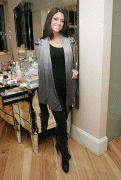 b3a2d760209709 Nicole Johnson Miss California getting make up done at VALERIE Salon on 12/16/09